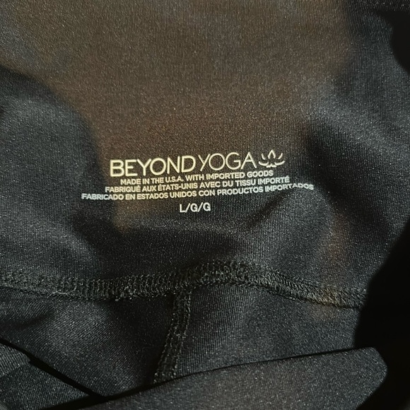 Beyond Yoga High-Waist Midi Leggings Black
Foil Sparkle Size Large - Picture 8 of 9